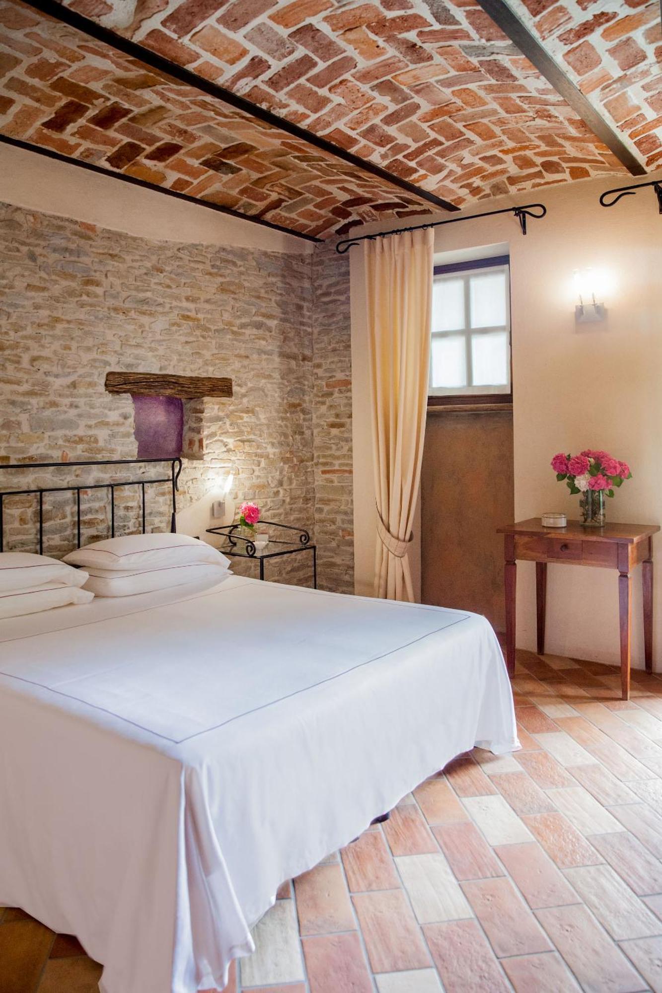 Relais Montemarino Hotel Borgomale Buitenkant foto